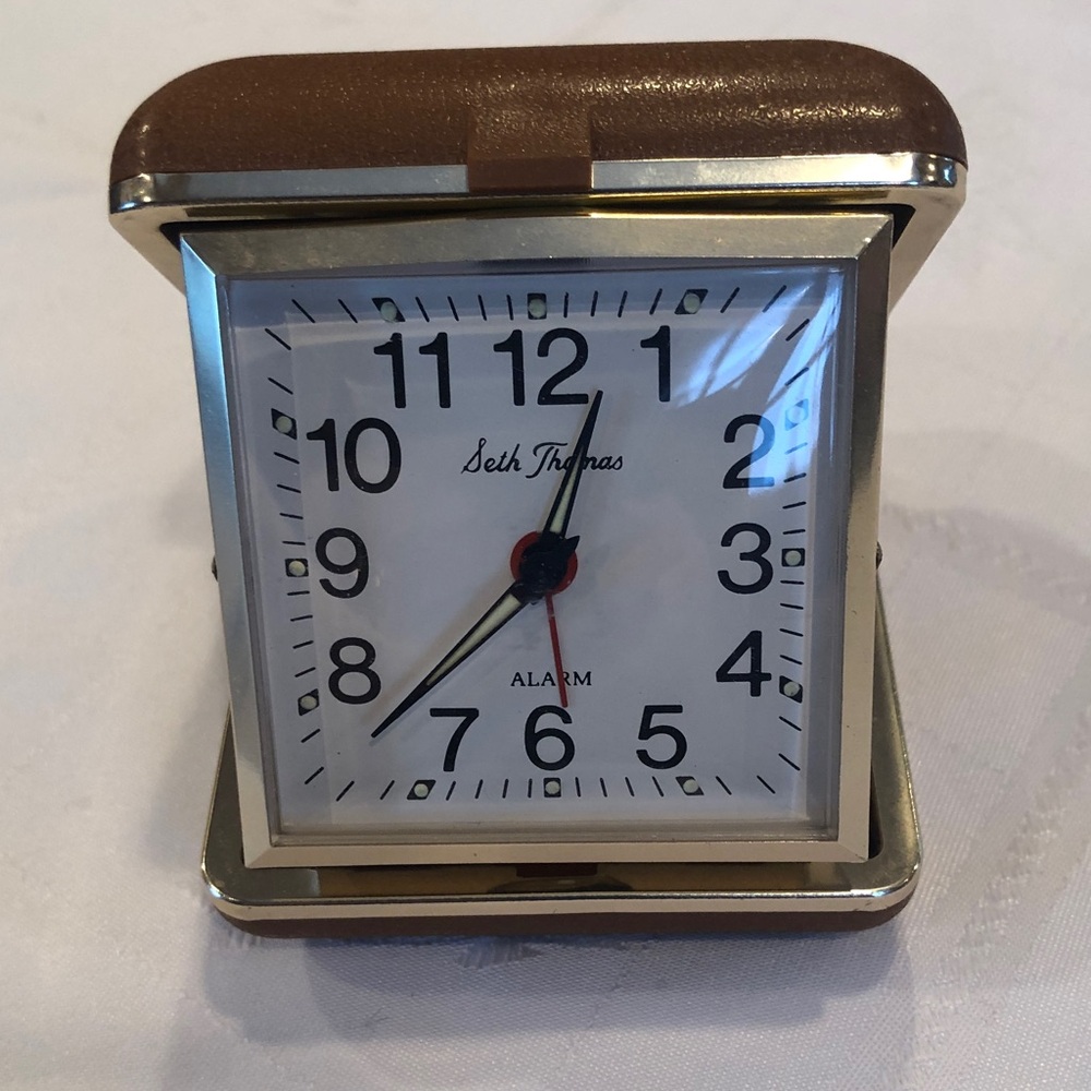 Compact clock
